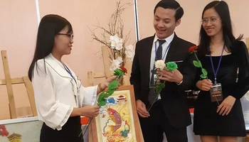 Dự án “Tranh và hoa làm từ vảy cá” của nhóm sinh viên Trường đại học Công nghệ Thành phố Hồ Chí Minh giành giải tiềm năng tại cuộc thi năm 2020.