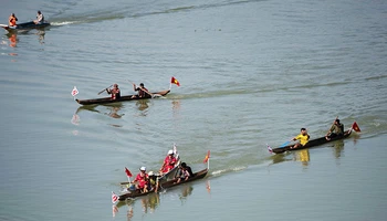 Các vận động viên thể hiện kỹ năng đua thuyền trên sông Đăk Bla.