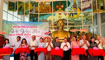 Đại biểu tham dự lễ cắt băng khai mạc trưng bày “Võ Văn Bá - Người thổi hồn cho cây dừa”.