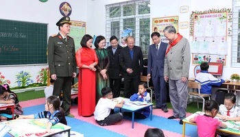 Bộ trưởng, Đại tướng Tô Lâm thăm không gian học tập của học sinh Trường Phổ thông dân tộc bán trú Tiểu học Pa Tần.