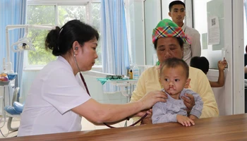 Bác sĩ Bệnh viện Răng Hàm Mặt Trung ương Hà Nội khám sàng lọc cho trẻ hở vòm miệng hở môi ở Lai Châu.
