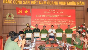 Chủ tịch tỉnh Lai Châu tặng Bằng khen cho các tập thể, cá nhân có thành tích xuất sắc trong đấu tranh phòng, chống tội phạm.
