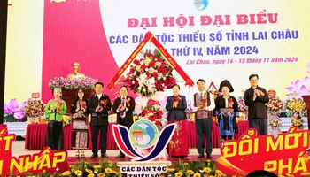 Lãnh đạo tỉnh Lai Châu tặng hoa chúc mừng đại hội.