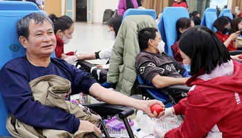 Nhiều người dân ở thành phố Vinh tham gia hiến máu, cứu người. Ảnh: Phan Quỳnh