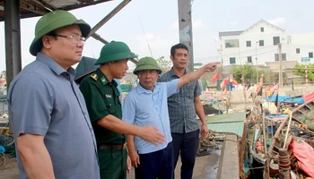 Lãnh đạo tỉnh Nghệ An chỉ đạo thị xã Hoàng Mai và các đơn vị liên quan đảm bảo an toàn cho tàu về neo đậu tại cảng cá. (Ảnh: QUANG AN)