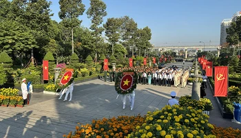 Đoàn đại biểu Thành phố Hồ Chí Minh viếng Nghĩa trang Liệt sĩ Thành phố.