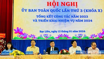 Các vị lãnh đạo Liên hiệp các Hội Văn học-Nghệ thuật Việt Nam chủ trì hội nghị. (Ảnh: TRỌNG DUY)