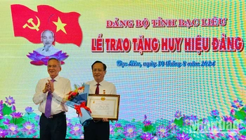 Đồng chí Lữ Văn Hùng, Ủy viên Trung ương Đảng, Bí thư Tỉnh ủy Bạc Liêu trao Huy hiệu 30 năm tuổi Đảng cho đồng chí Phạm Văn Thiều, Phó Bí thư Tỉnh ủy, Chủ tịch Ủy ban nhân dân tỉnh Bạc Liêu. Ảnh: TRỌNG DUY