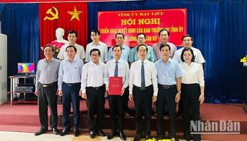 Trưởng Ban Tổ chức Tỉnh ủy Bạc Liêu Hồ Thanh Thủy (thứ ba từ phải sang trái) trao quyết định của Ban Thường vụ Tỉnh ủy Bạc Liêu cho đồng chí Dương Quốc Nhẫn giữ chức Phó ban Tổ chức Tỉnh ủy. (Ảnh: TRỌNG DUY)