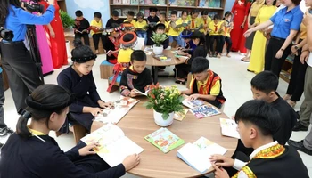 Hãng hàng không Quốc gia Việt Nam trao tặng công trình Thư viện sách cho trường Đoàn Kết (Lạng Sơn).