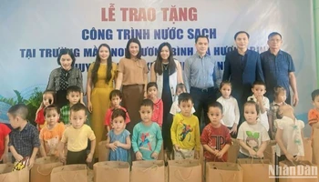 Trao tặng công trình nước sạch cho Trường mầm non Hương Bình.