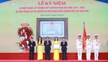 Đồng chí Nguyễn Xuân Thắng - Ủy viên Bộ Chính trị, Giám đốc Học viện Chính trị Quốc gia Hồ Chí Minh, Chủ tịch Hội đồng Lý luận Trung ương trao Huân chương Độc lập hạng Nhì của Chủ tịch nước tặng Trường THPT chuyên Phan Bội Châu.