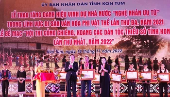 Gắn huy hiệu, trao Bằng Nghệ nhân ưu tú và hoa cho các nghệ nhân được vinh danh.