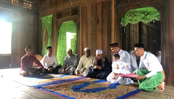 Nghi lễ cắt tóc và đặt tên cho trẻ của người Chăm Islam.