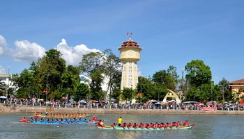 Cuộc đua thuyền trên sông Cà Ty luôn đi ngang qua tháp nước, một công trình kiến trúc nổi tiếng được xây dựng từ năm 1928, biểu tượng của thành phố Phan Thiết. 