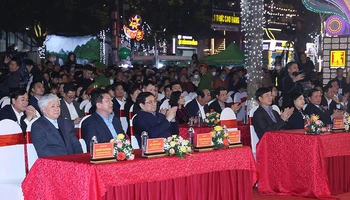 Thủ tướng Phạm Minh Chính và các đồng chí lãnh đạo, đại biểu tham dự Chương trình Non nước Cao Bằng. (Ảnh: DƯƠNG GIANG - NHẬT BẮC)