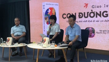 Tác giả Nguyễn Huy Thắng, TS Đỗ Thanh Nga và TS Đỗ Anh Vũ trò chuyện về tác phẩm.