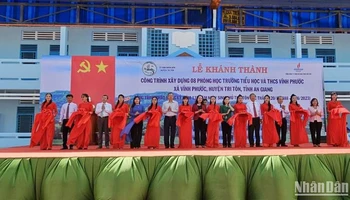 Quang cảnh lễ khánh thành phòng học.