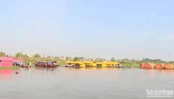 Quang cảnh Làng bè sắc màu trên sông Châu Đốc.