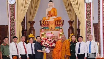 Lãnh đạo tỉnh An Giang chúc Tết cổ truyền Chôl Chnăm Thmây của đồng bào dân tộc Khmer.