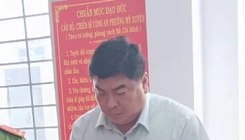 Công an tỉnh An Giang đọc lệnh bắt tạm giam bị can Nguyễn Bảo Sinh.