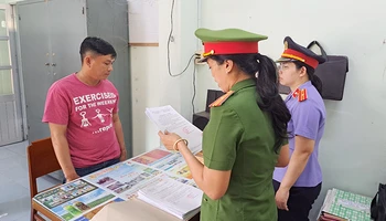 Công an thị xã Tân Châu đọc lệnh bắt giữ Phan Thành Được.