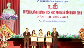 Lãnh đạo tỉnh Nam Định và lãnh đạo Bộ Giáo dục và Đào tạo trao Bằng khen cho các học sinh đạt giải Nhất trong Kỳ thi chọn học sinh giỏi quốc gia Trung học phổ thông năm 2023.