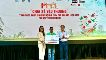 Lãnh đạo Sở Văn hóa, Thể thao và Du lịch tỉnh Nam Định và đại diện Công ty Blue Việt Nam trao tặng 100 triệu đồng cho Chi hội gia đình trẻ bại não Việt Nam tỉnh Nam Định.