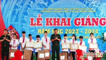 Lãnh đạo Bộ chỉ huy, Bộ đội Biên phòng tỉnh Lạng Sơn, trao quà và giấy khen cho các em học sinh Trường Trung học cơ sở Đồng Đăng (Cao Lộc).