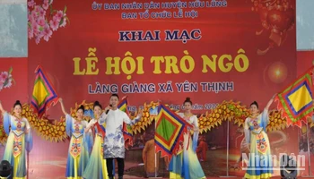 Các đội văn nghệ quần chúng ở huyện Hữu Lũng (Lạng Sơn) tham gia biểu diễn văn nghệ tại Lễ hội Trò Ngô.