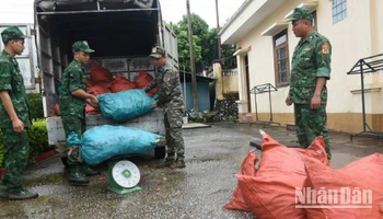 Cán bộ, chiến sĩ Đồn Biên phòng Chi Ma, Lộc Bình (Lạng Sơn) phát hiện, thu giữ số thực phẩm chân gà sơ chế vận chuyển trái phép vào khu vực biên giới. 