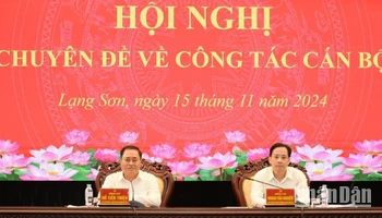 Đồng chí Hoàng Văn Nghiệm, Phó Bí thư Thường trực Tỉnh ủy, Trưởng đoàn đại biểu Quốc hội tỉnh Lạng Sơn cùng đồng chí Hồ Tiến Thiệu, Phó Bí thư Tỉnh ủy, Chủ tịch Ủy ban nhân dân tỉnh chủ trì hội nghị.