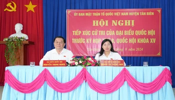 Đại biểu Quốc hội Nguyễn Trọng Nghĩa và Đại biểu Quốc hội Hoàng Thị Thanh Thúy tiếp xúc cử tri huyện Tân Biên.