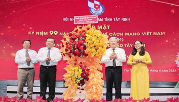 Phó Bí thư Thường trực Tỉnh ủy Tây Ninh Phạm Hùng Thái (thứ hai từ trái sang) tặng hoa chúc mừng đội ngũ báo chí tỉnh Tây Ninh tại buổi họp mặt kỷ niệm Ngày Báo chí cách mạng Việt Nam 21/6/2024.