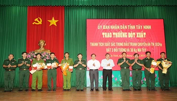 Lãnh đạo tỉnh Tây Ninh khen thưởng Ban chuyên án.