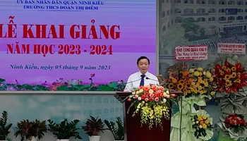 Phó Thủ tướng Trần Hồng Hà phát biểu tại lễ khai giảng năm học mới Trường trung học cơ sở Đoàn Thị Điểm.