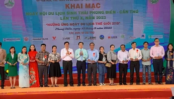Lãnh đạo Thành ủy Cần Thơ và huyện Phong Điền tặng quà lưu niệm cho các đơn vị tham gia ngày hội.