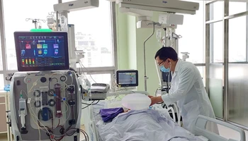 Bác sĩ Nguyễn Hồng Tốt khám cho bệnh nhân.
