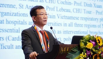 Thầy thuốc nhân dân, Giáo sư, Tiến sĩ Ngô Quý Châu phát biểu tại hội nghị.