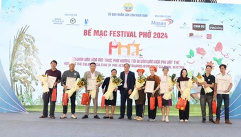Ban tổ chức trao giấy chứng nhận tham gia Festival Phở 2024 cho đại diện các thương hiệu phở trên cả nước. 