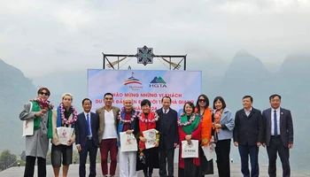 Lãnh đạo tỉnh Hà Giang tặng hoa, quà cho những vị khách đầu tiên đến Hà Giang năm 2024.