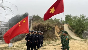 Đội hình tuần tra hai nước Việt Nam-Trung Quốc gặp gỡ trên tuyến biên giới.