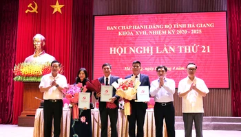 Các đồng chí lãnh đạo tỉnh Hà Giang tặng hoa chúc mừng các đồng chí được chuẩn y tham gia Ban Thường vụ, Ban Chấp hành Đảng bộ tỉnh Hà Giang.