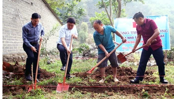 Các đồng chí lãnh đạo tỉnh Hà Giang, huyện Quản Bạ thực hiện nghi thức khởi công xây dựng nhà cho gia đình anh Hạng Mí Sử.