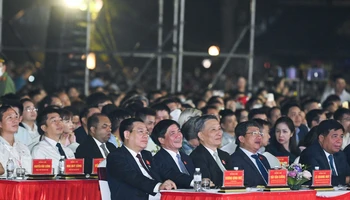 Chủ tịch Quốc hội Vương Đình Huệ cùng các đồng chí lãnh đạo Đảng, Nhà nước và các đại biểu dự chương trình.