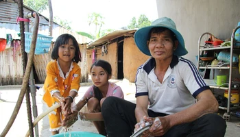 Gia đình ông Pi năng Hậu ở Đội 1, thôn Chà Panh, xã Phước Hòa, huyện Bác Ái phấn khởi khi được Nhà nước quan tâm đầu tư hệ thống nước sinh hoạt sạch và đấu nối dẫn đến tận nhà để sử dụng.