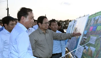 Thủ tướng Phạm Minh Chính khảo sát dự án đê biển Gò Công.