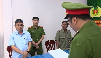 Lực lượng chức năng thực hiện lệnh khởi tố, bắt tạm giam Phó Trưởng Ban Quản lý Khu kinh tế Dung Quất và các khu công nghiệp Quảng Ngãi Nguyễn Phạm Trọng Nghĩa.