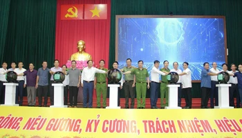Đại diện các sở ngành, Ủy ban nhân dân các huyện thành phố thị xã của Hà Nam ký cam kết thực hiện Đề án 06.