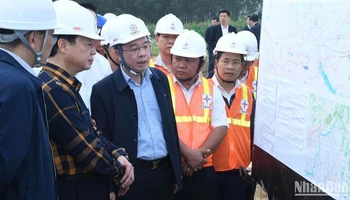 Phó Thủ tướng Trần Hồng Hà nghe chủ đầu tư báo cáo về tiến độ dự án đường dây 500kV Quảng Trạch-Quỳnh Lưu tại vị trí 345.